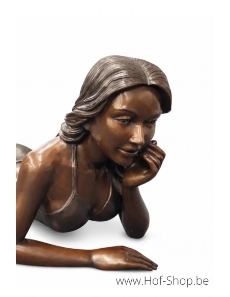 Jeune fille allongée en maillot de bain - statue en bronze (B1557)