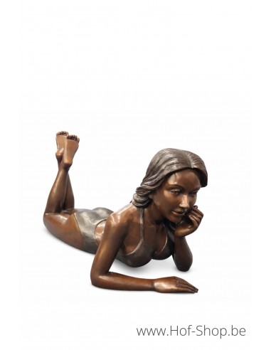 Liggend meisje in badpak - bronzen beeld (B1557)