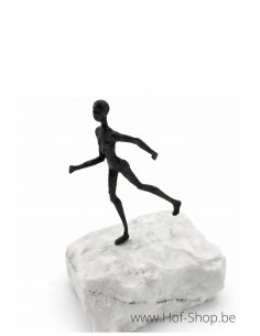 'Keep Going' beeldje op natuursteen - bronzen beeld (BS1568B)