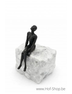 'Looking at the sky' beeldje op natuursteen - bronzen beeld (BS1567B)