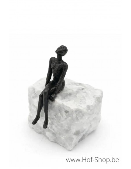'Looking at the sky' beeldje op natuursteen - bronzen beeld (BS1567B)