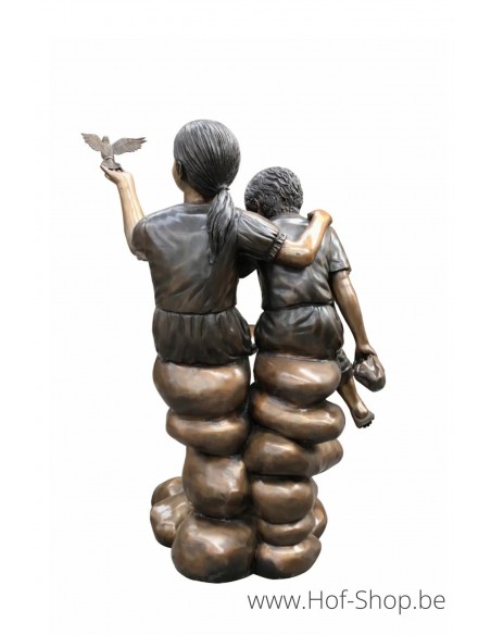 Twee kinderen op rots - bronzen beeld (B1180)