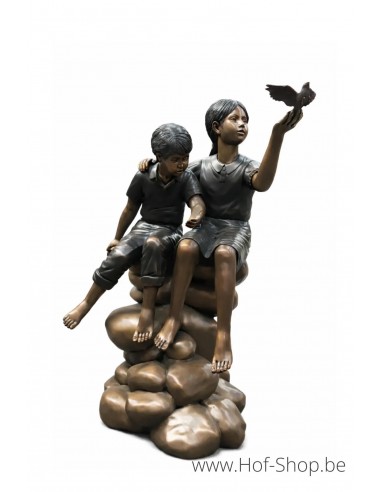 Twee kinderen op rots - bronzen beeld (B1180)