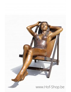 Vrouw op strandstoel - bronzen beeld (B1497)