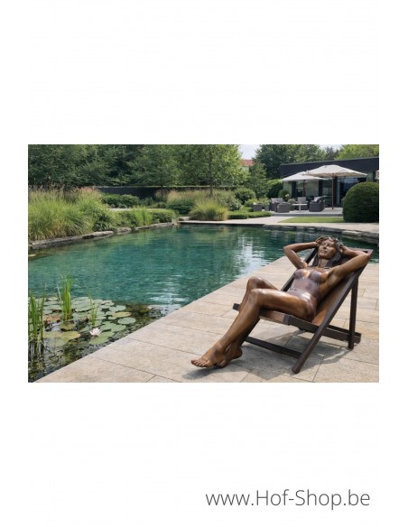Femme sur une chaise de plage - statue en bronze (B1497)