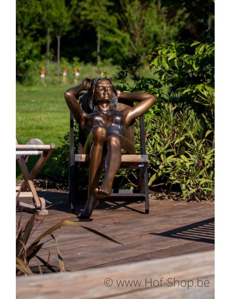 Femme sur une chaise de plage - statue en bronze (B1497)