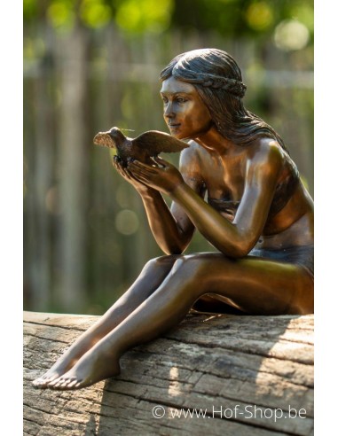 Femme avec un petit oiseau - sculpture en bronze (B1283)