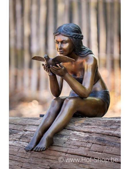 Femme avec un petit oiseau - sculpture en bronze (B1283)