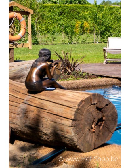 Femme avec un petit oiseau - sculpture en bronze (B1283)