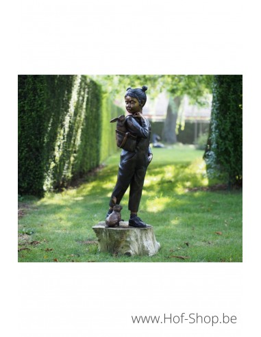 Meisje met konijn in rugzak - bronzen beeld (B1480)