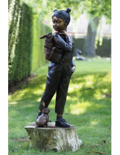 Meisje met konijn in rugzak - bronzen beeld (B1480)