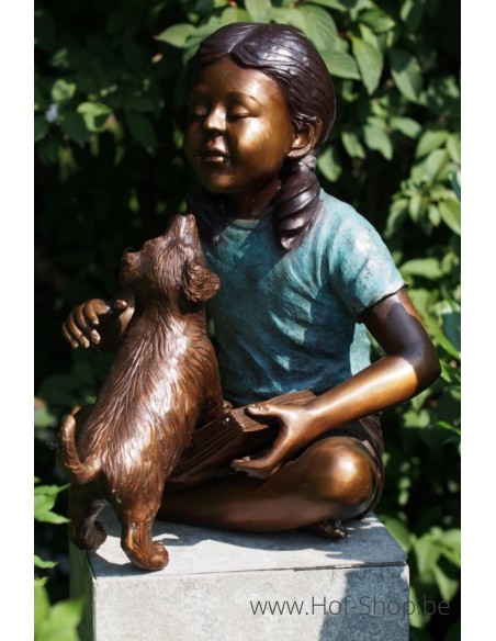 Fille avec un chien - statue en bronze (B94672)