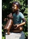 Fille avec un chien - statue en bronze (B94672)