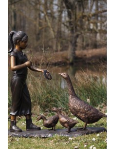 Fille nourrissant des oies - statue en bronze (B1494)