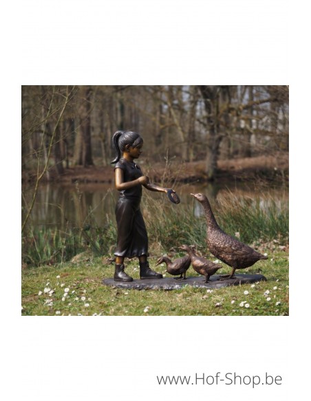 Fille nourrissant des oies - statue en bronze (B1494)