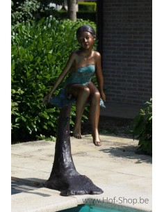 Meisje op boomstam - bronzen beeld (B94666)