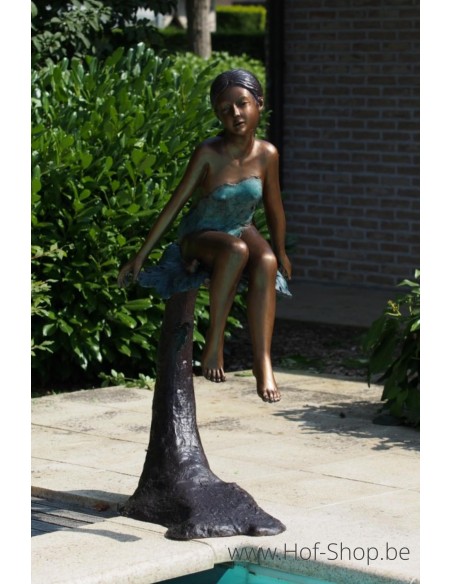 Meisje op boomstam - bronzen beeld (B94666)