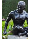 Zittende naakte man - bronzen beeld (BS1482B)