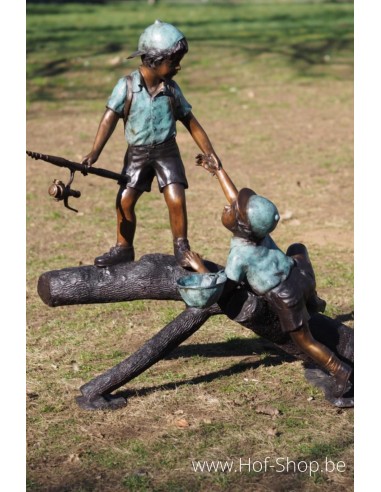 Garçons pêchant sur tronc d'arbre - statue en bronze (B57205)