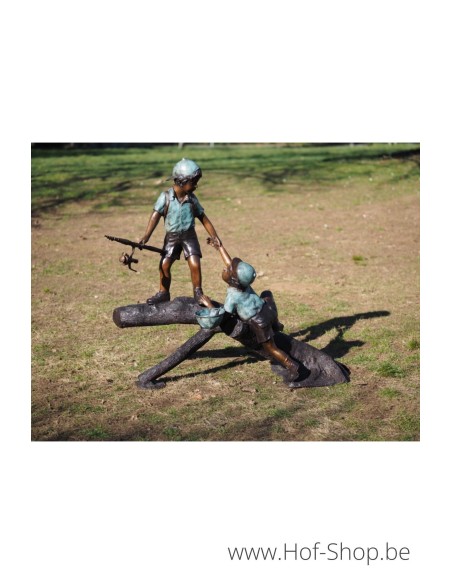 Garçons pêchant sur tronc d'arbre - statue en bronze (B57205)