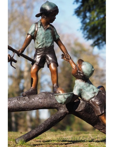 Garçons pêchant sur tronc d'arbre - statue en bronze (B57205)