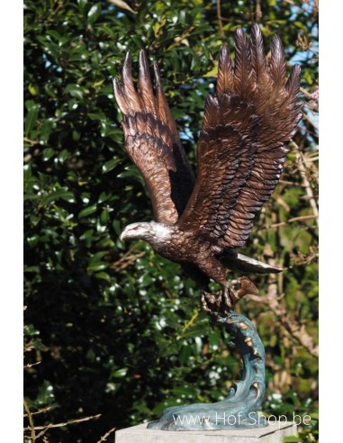 Aigle volant avec un poisson - sculpture en bronze (B56604)