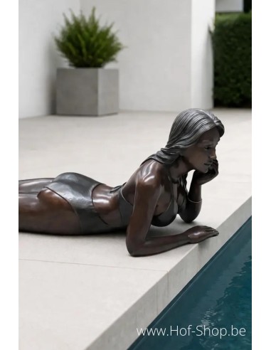 Jeune fille allongée en maillot de bain - statue en bronze (B1557)
