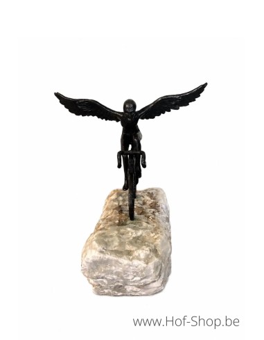 Un homme avec des ailes sur un vélo - statue en bronze (B1577)