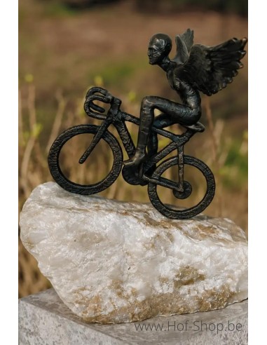 Un homme avec des ailes sur un vélo - statue en bronze (B1577)