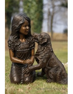 Une fille assise avec un chien - statue en bronze (B1573)