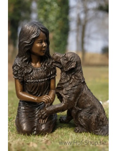 Une fille assise avec un chien - statue en bronze (B1573)