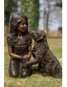 Une fille assise avec un chien - statue en bronze (B1573)