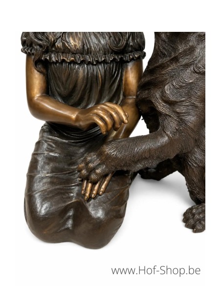 Une fille assise avec un chien - statue en bronze (B1573)