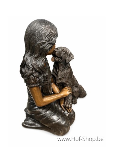 Une fille assise avec un chien - statue en bronze (B1573)