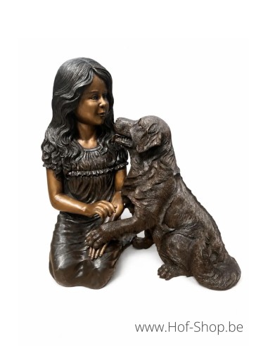 Une fille assise avec un chien - statue en bronze (B1573)