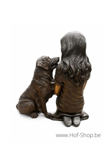 Une fille assise avec un chien - statue en bronze (B1573)