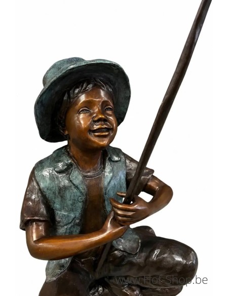 Garçon pêchant dans un arbre - statue en bronze (B50604)