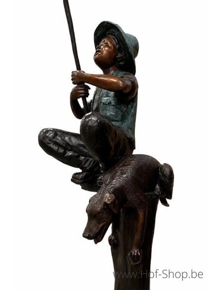 Garçon pêchant dans un arbre - statue en bronze (B50604)