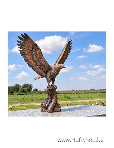 Aigle sur une souche d’arbre - sculpture en bronze (B1586)