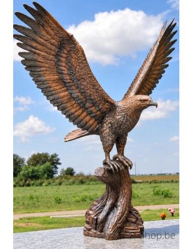 Aigle sur une souche d’arbre - sculpture en bronze (B1586)