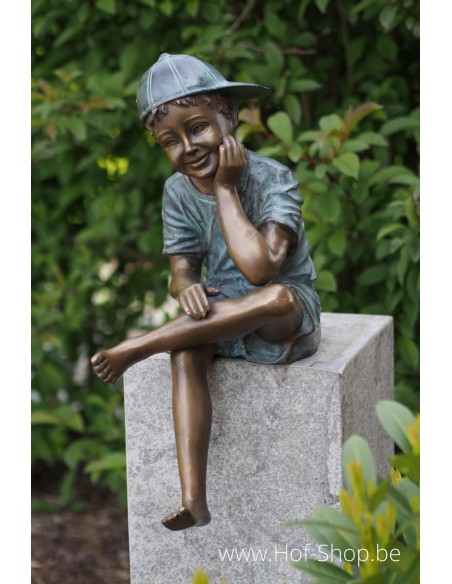 Garçon assis avec casquette - Statue en bronze (AN1324BRW-V)