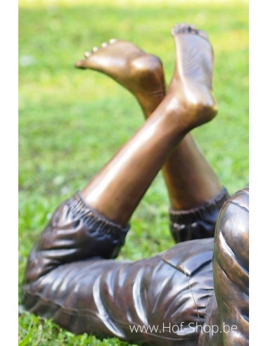 Liggend lezend meisje - bronzen beeld (B840)