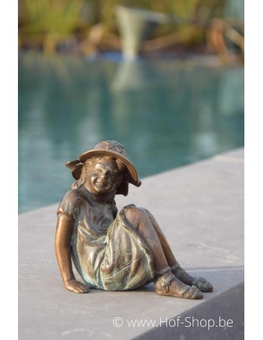 Klein zittend meisje met hoed - bronzen beeld (AN1970BRW-V)