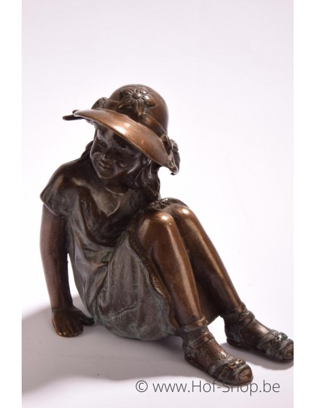 Klein zittend meisje met hoed - bronzen beeld (AN1970BRW-V)