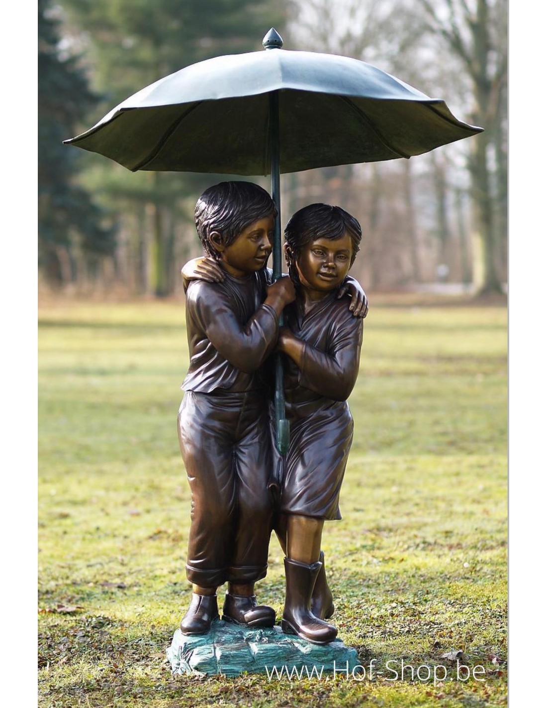 Illustreren Gevangene Discriminerend Twee kinderen onder paraplu - bronzen beeld (B215)